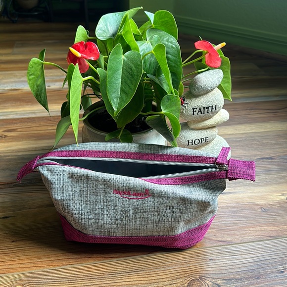 💖Rapid Lash grey and hot pink toiletries bag - Picture 3 of 5